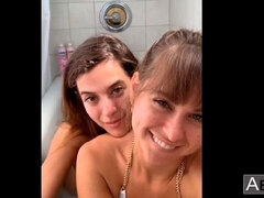 Leie, Arsch, Grosser arsch, Selbstgemacht, Natürlichen titten, Patschen, Titten, Nass