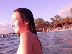 Amateur, Plage, Brunette brune, Doigter, Petite amie, Public, Fumer, Nénés