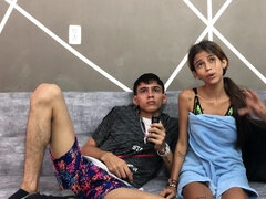 Leie, Grosser arsch, Grosse titten, Blasen, Hundestellung, Aufs gesicht abspritzen, Latina, Pov