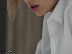 Grote lul, Blond, Pijpbeurt, Rondborstig, Diep in de keel, Sperma in gezicht, Zoenen, Masturbatie