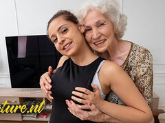 18 jaar, Grote mammen, Fetisj, Vingeren, Omie, Zoenen, Likken, Rijpe lesbienne