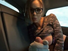 Tetas grandes, Morena, Coche, Corridas, Guantes, Mamá, Al aire libre, Madrastra
