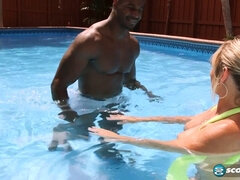 Anal, Verga grande, Tetas grandes, Semen en la boca, Corridas, Tacones, Piscina, Tragarse