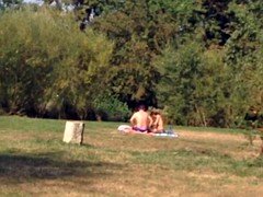 Nice ass at public lake. Am See mit geiler Badehose