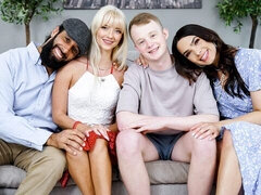 18 ans, Gros cul, Blonde, Sucer une bite, Brunette brune, Seins naturels, Adolescente, Nénés