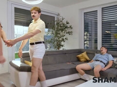 Britisch, Braunhaarige, Geile alte tussi, Hd, Muschi, Rasiert, Sohn, Strümpfe