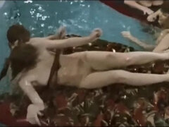 Большие сиськи, Грудастые, Натуральные сиськи, На природе, Бассейн, На публике, Ретро, Сиськи