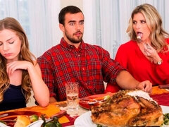 Bedriegen, Dochter, 1 man 2 vrouwen, Hardcore, Reusachtig, Penis, Trio, Tieten likken