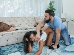 Sucer une bite, Brunette brune, En levrette, Branlette thaïlandaise, Fille latino, Seins naturels, Chatte, Adolescente