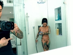 Gros seins, Sucer une bite, Plantureuse, En levrette, Branlette thaïlandaise, Mère que j'aimerais baiser, Tatouage, Nénés