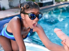 Noire, Sucer une bite, Queue, Branlette thaïlandaise, Masturbation, Piscine, Adolescente, Nénés