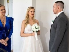 Жопа, Блондинки, Платье, Пальцем, Белье, Мастурбация, Натуральные сиськи, Свадьба