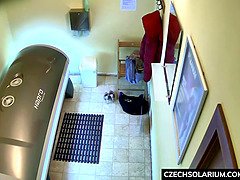Amateur, Tchèque, Masturbation, Public, Chatte, Rasée, Solarium, Voyeur
