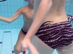 Sucer une bite, Tir de sperme, Branlette thaïlandaise, Masturbation, Piscine, Public, Nénés, Sous marin