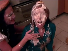 Blond, Bruinharig, Vrouwen gevecht, Eten, Keuken, Leer, Likken, Masturbatie