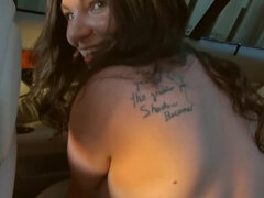 Amateur, Grosse bite, Sucer une bite, Voiture, Seins naturels, Chatte, Rasée, Tatouage