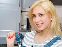 Leie, Blondine, Fingern, Muschi, Rasiert, Solo, Entkleiden, Titten