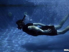 Américain, Gros seins, En levrette, Hard, Piscine, Chatte, Maigrichonne, Fessée