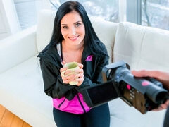 Sucer une bite, Brunette brune, Branlette thaïlandaise, Hard, Mère que j'aimerais baiser, Claque, Tatouage, Nénés