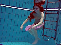 Nana, Brunette brune, Fétiche, Piscine, Public, Solo, Nénés, Sous marin