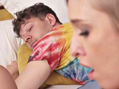 Grosser schwanz, Lecken, Reiten, Weibliche ejakulation, Tätowierung, Flotter dreier, Spielzeuge, Vibrator
