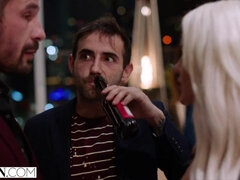 Gros seins, Sucer une bite, Gorge profonde, Faciale, Branlette thaïlandaise, Léchez, Chevaucher, Nénés