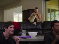 Anaal, Grote mammen, Blond, Bedriegen, Gek, Buiten, Kort haar, Tieten likken