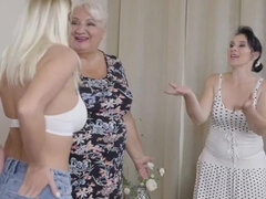 Blond, Bruinharig, Rondborstig, Groep, Lesbisch, Kut duiken, Tiener, Tieten likken