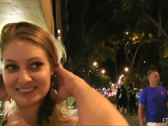 Крупный план, Экстремальный секс, Мастурбация, Оргазм, На публике, Соло, Сквиртинг, Под юбкой