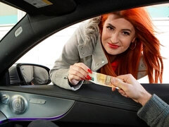 Grosser arsch, Grosser schwanz, Grosse titten, Blasen, Auto, Hundestellung, Im freien, Rotschopf