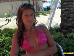 Lécher le cul, Gros cul, Bikini, Brunette brune, Fille latino, De plein air, Piercing, Piscine