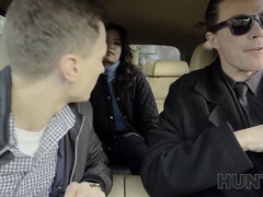 アジア人, デカパイ, フェラチオ, 茶髪の, 巨乳な, 手コキする, 異人種間, 自然山雀