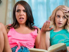 Blonde, Sucer une bite, En levrette, Branlette thaïlandaise, Tatouage, Adolescente, Plan cul à trois, Nénés