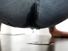 Enthousiasteling, Grote kont, Grote mammen, Blond, Pissen, Alleen, Strippen, Tatoeage