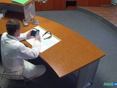 Amateur, Gros seins, Brunette brune, Plantureuse, Talons, Seins naturels, Bureau, Voyeur