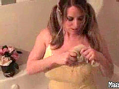 Salle de bains, Gros seins, Blonde, Plantureuse, Doigter, Masturbation