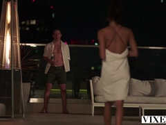 Estilo perrito, Corridas faciales, Penetracion con dedos, Pajear, Montar, Sexo fuerte, Tatuaje, Tetas