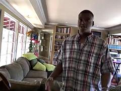 Nana, Grosse bite, Sucer une bite, Brunette brune, Interracial, Laide