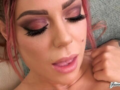 Enthousiasteling, Grote mammen, Vuisten, Likken, Masturbatie, Moeder die ik wil neuken, Kut duiken, Tieten likken