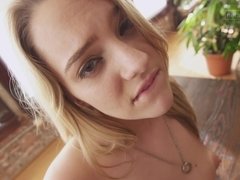 18 ans, Plage, Blonde, Masturbation, Nue  à poil, Mamelons bombés, Solo, Adolescente