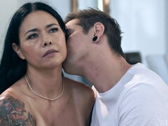 アジア人, デカ尻, デカチン, デカパイ, フェラチオ, 茶髪の, バック, ペニス