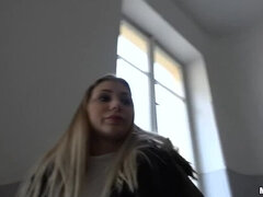 Blonde, Faciale, Public