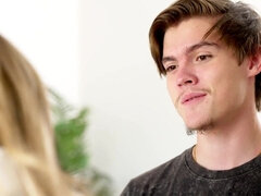 Grosser arsch, Blondine, Kehlenfick, Aufs gesicht abspritzen, Familie, Pov, Muschi, Rasiert