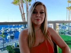 Gros cul, Blonde, Sucer une bite, Mère que j'aimerais baiser, Seins naturels, Rasée, Fumer, Dénudage