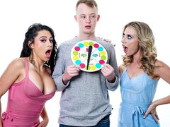 18 ans, Gros cul, Grosse bite, Sucer une bite, En levrette, 2 femmes 1 homme, Maigrichonne, Adolescente