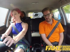 Sucer une bite, Voiture, Hard, Orgasme, Petite femme, Public, Rousse roux, Nénés