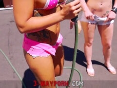 Rubia, Mamada, Morena, Coche, Al aire libre, Chupando, Trio, Tetas