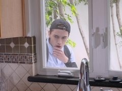 Grosse titten, Blasen, Braunhaarige, Hundestellung, Aufs gesicht abspritzen, Hd, Milf, Tätowierung