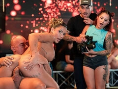 Gros seins, Sucer une bite, Club, Bâillonner, Branlette thaïlandaise, Mère que j'aimerais baiser, Public, Chevaucher