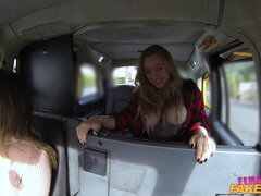 Leie, Auto, Betrug, Füsse, Freundin, Lesbisch, Lecken, Hintern versohlen